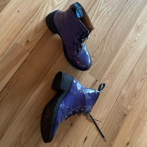 Beautiful “blurple” patten leather “Derby” swirl 5 eyelet by Fluevog.